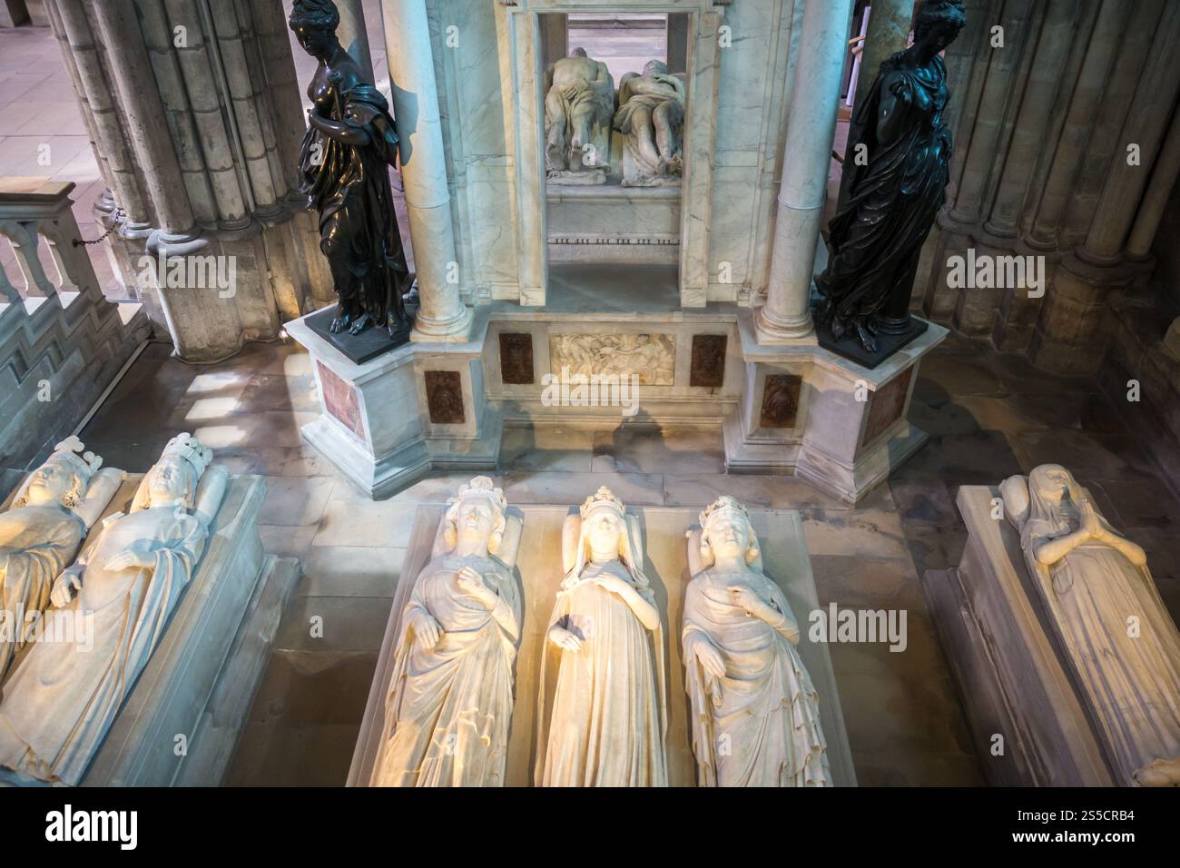 Tombes des Rois de France dans la basilique Saint-Denis, Paris. Tombes des rois de France dans la basilique Saint-Denis Banque D'Images