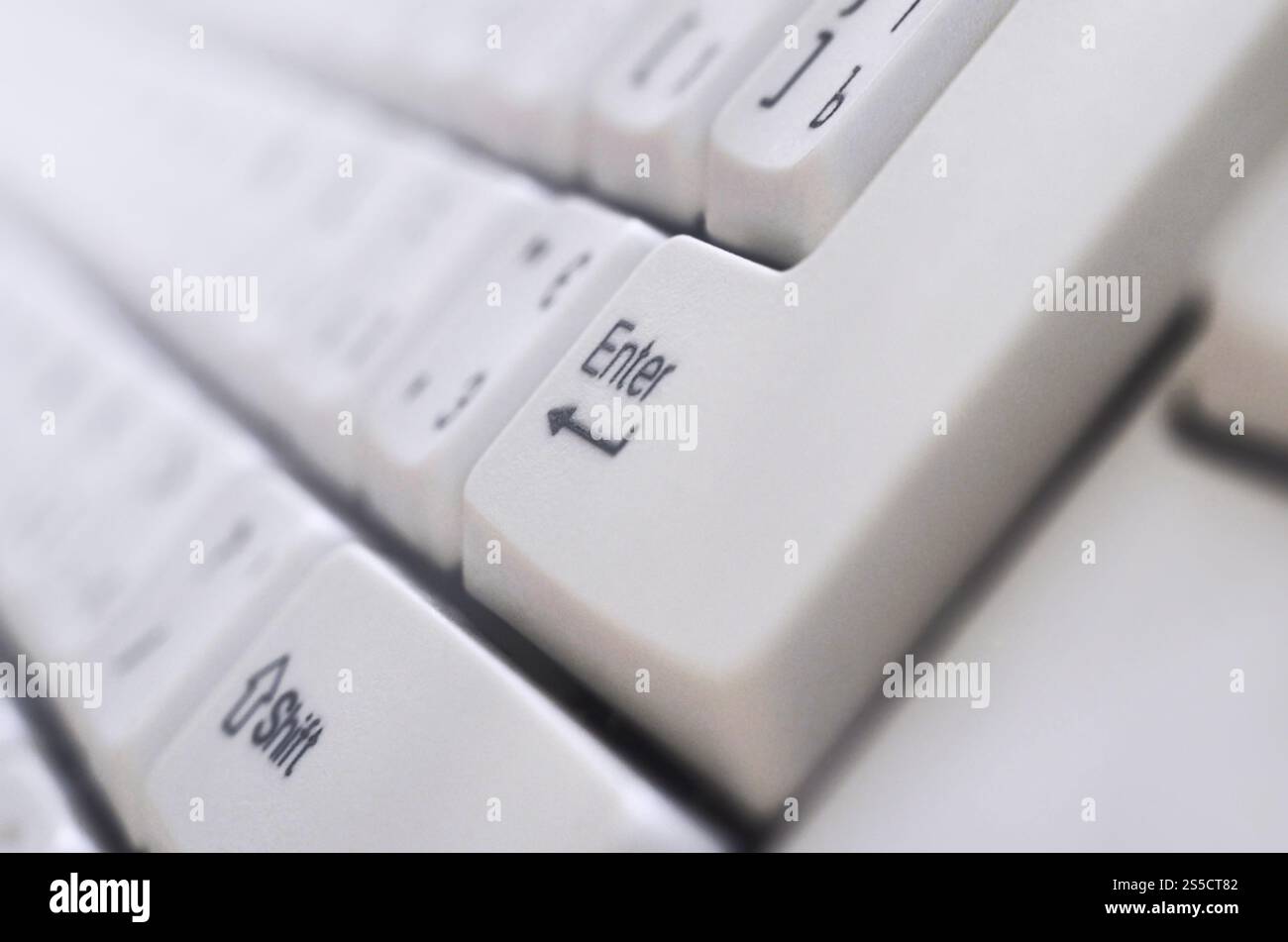 Gros plan du clavier classique blanc de l'ordinateur. Clavier d'ordinateur blanc Banque D'Images