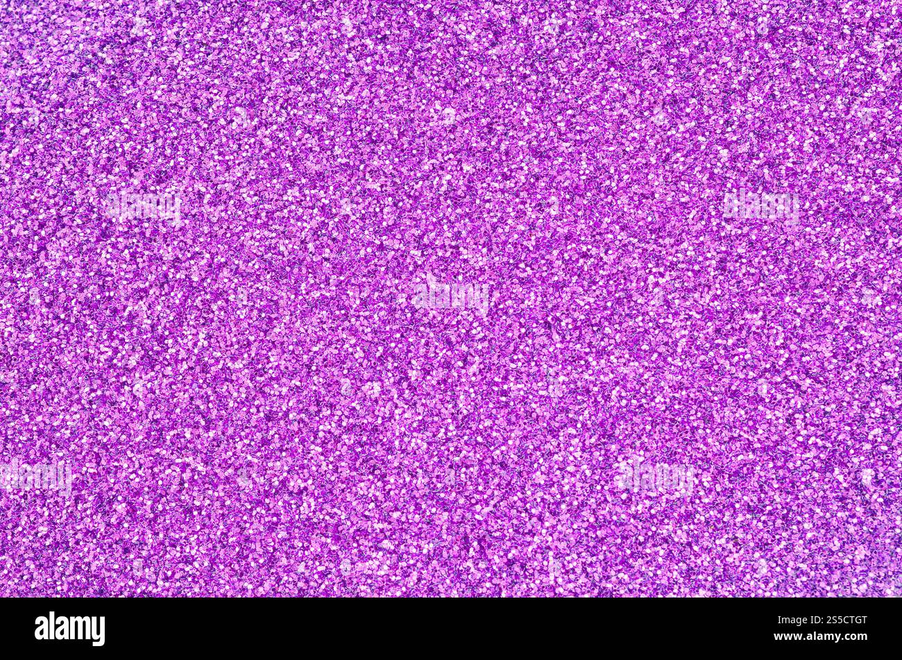 Sequins décoratifs violets. Image d'arrière-plan avec des lumières bokeh brillantes provenant de petits éléments qui réfléchissent la lumière. Sequins décoratifs violets. Arrière-plan Banque D'Images