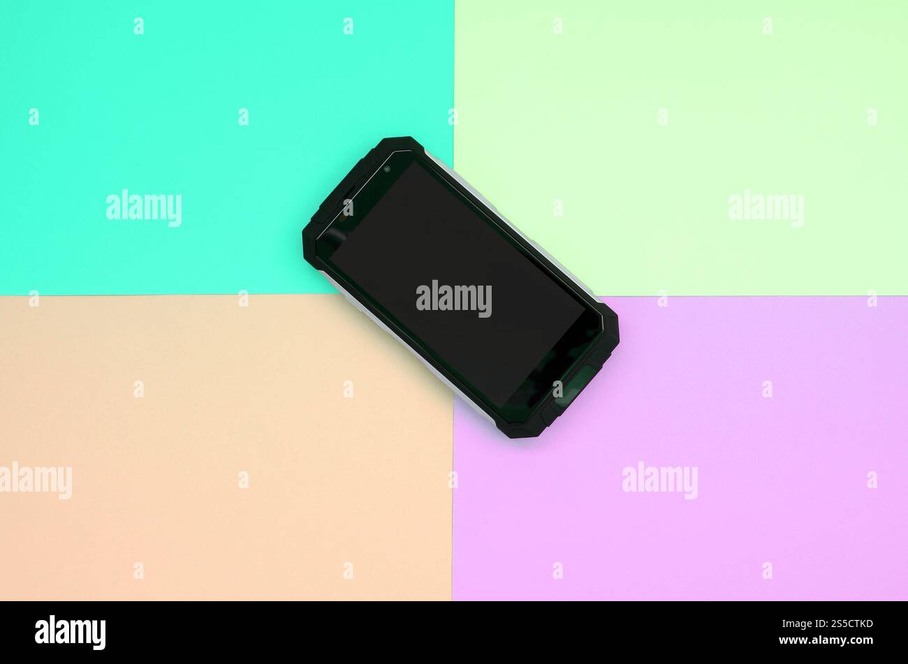 Anti-choc noir smartphone Blackberry se trouve sur un fond de couleur pastel. Concept de la technologie moderne. Le minimalisme télévision lay. Blue, pêche, citron vert et violet pastel Banque D'Images
