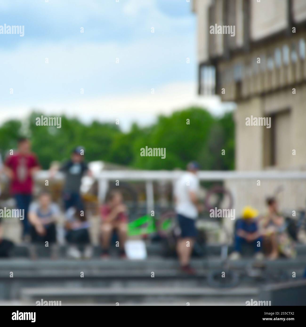 Image défocased de beaucoup de gens avec des vélos bmx. Rencontre des fans de sports extrêmes Banque D'Images Image défocased de beaucoup de gens avec des vélos bmx. Rencontre des fans de sports extrêmes Banque D'Images