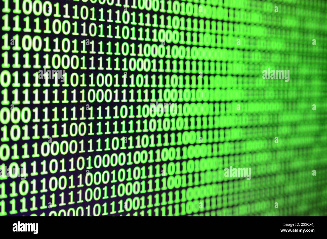 Plan macro de code binaire sur le moniteur d'un ordinateur de bureau. Le concept du travail des programmeurs. Flux de chaînes d'informations numériques Banque D'Images