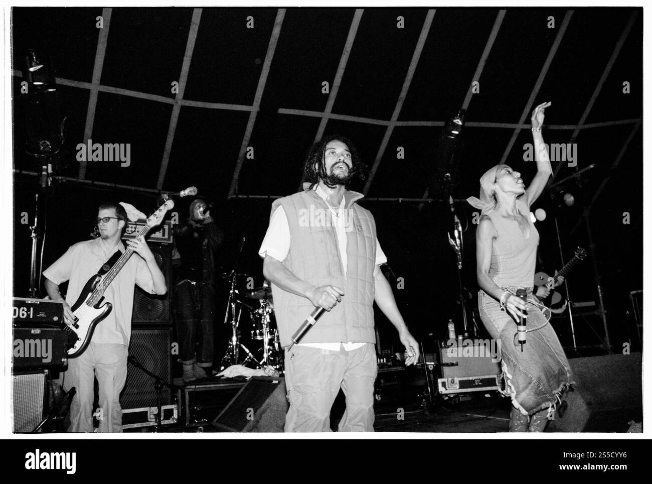 BLACK EYED PEAS, PRÉ-FERGIE, READING FESTIVAL, 2000 : The Black Eyed Peas jouant un concert en début de carrière sur la scène de danse au Reading Festival, 26 août 2000. Photo : Rob Watkins. INFO : sons électroniques. Connus pour des succès mondiaux comme 'I Gotta Feeling' et 'Where Is the Love?', ils sont devenus des icônes des hymnes de fête qui défient les genres et les classements. Banque D'Images