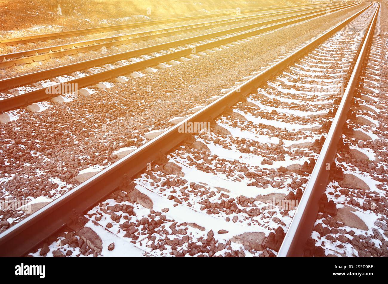 Détails chemin de fer d'hiver russe enneigé sous la lumière du soleil. Les rails et les traverses sous la neige de décembre. Chemins de fer russes en détail. Hiver Banque D'Images