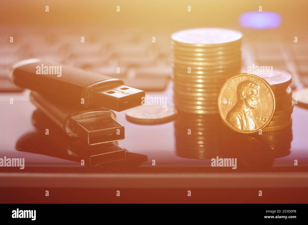 Cartes flash USB couchées sur le boîtier noir de l'ordinateur portable devant son clavier. Le concept de gagner sur Internet, monétisation en ligne et paiement de Banque D'Images