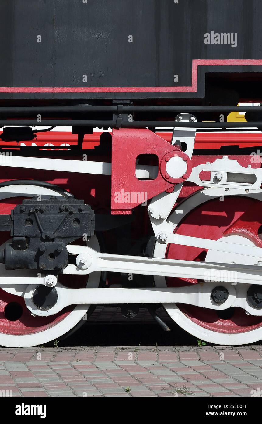 Roues de la vieille locomotive à vapeur noir de l'époque soviétique. Le côté de la locomotive avec les éléments de la technologie rotative de vieux trains Banque D'Images