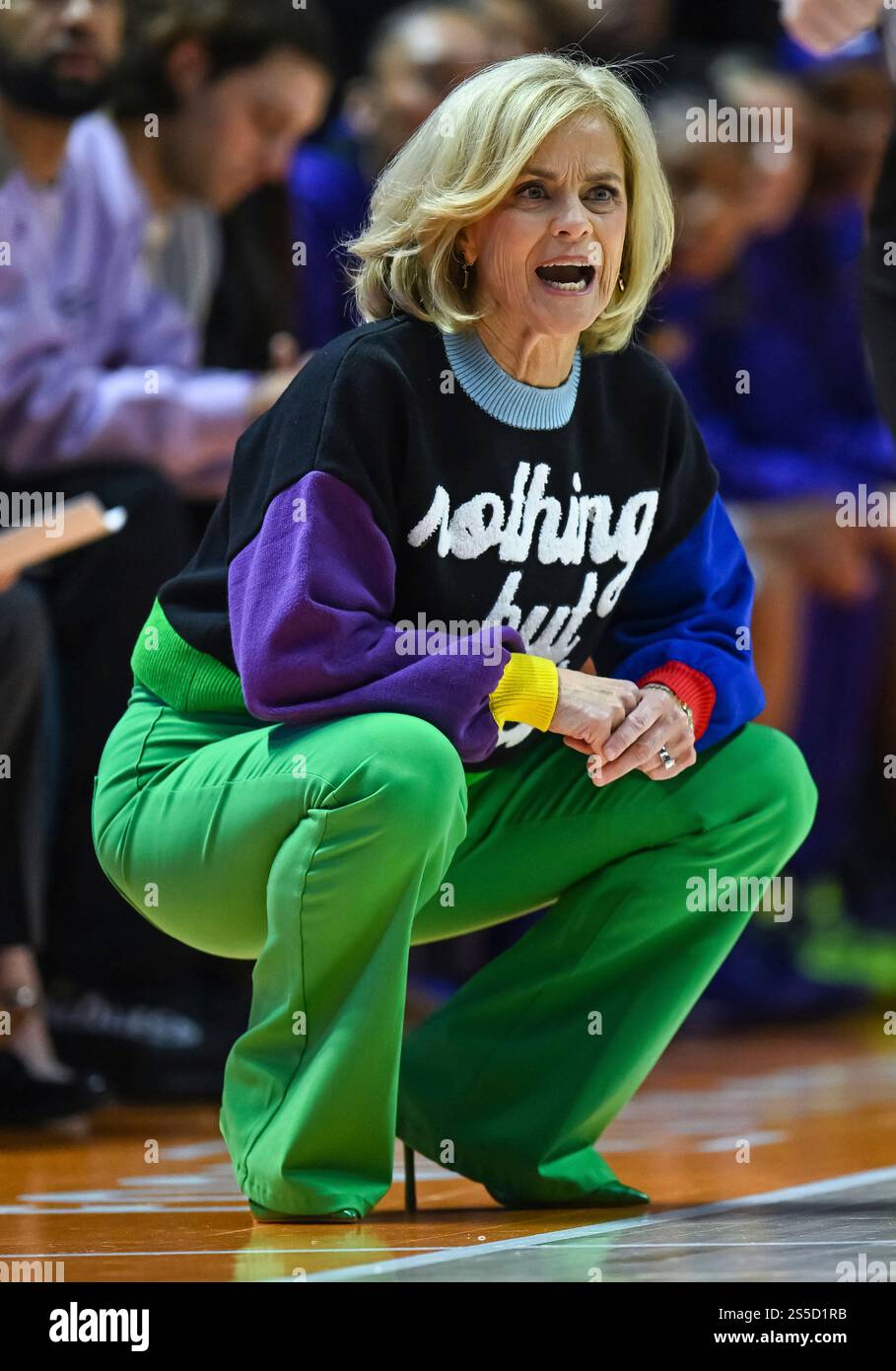 KNOXVILLE, TN - JANUARY 09: LSU Lady Tigers head coach Kim Mulkey coaches during a women's college basketball game between the Tennessee Lady Vols and the LSU Lady Tigers on January 9, 2025, at Food City Center in Knoxville, TN. (Photo by Bryan Lynn/Icon Sportswire) (Icon Sportswire via AP Images) Banque D'Images