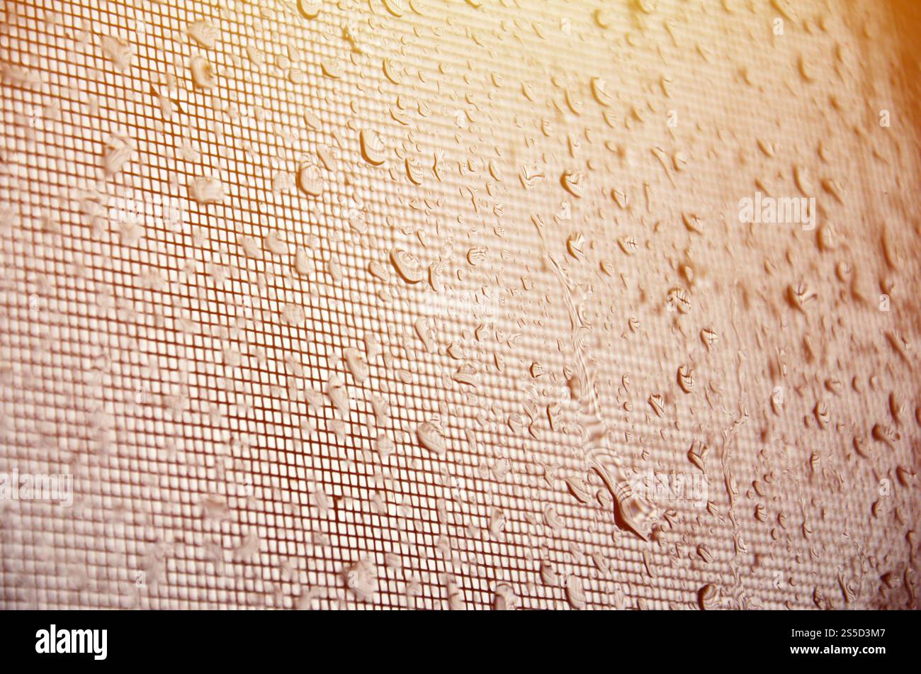 Image en arrière-plan des gouttes de pluie sur une vitre, qui est protégé par une moustiquaire. La tonalité des photos avec une faible profondeur de champ Banque D'Images
