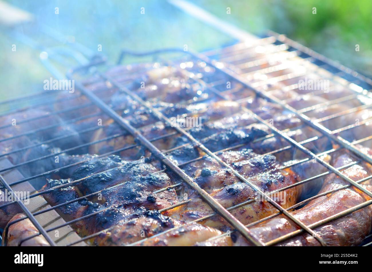 Viande grillée avec croûte trop cuite. Cuisses de poulet marinées sur le barbecue chaud au charbon de bois Grill mauvaise cuisson et mauvaise viande sur le feu. Mauvais et inapproprié Banque D'Images