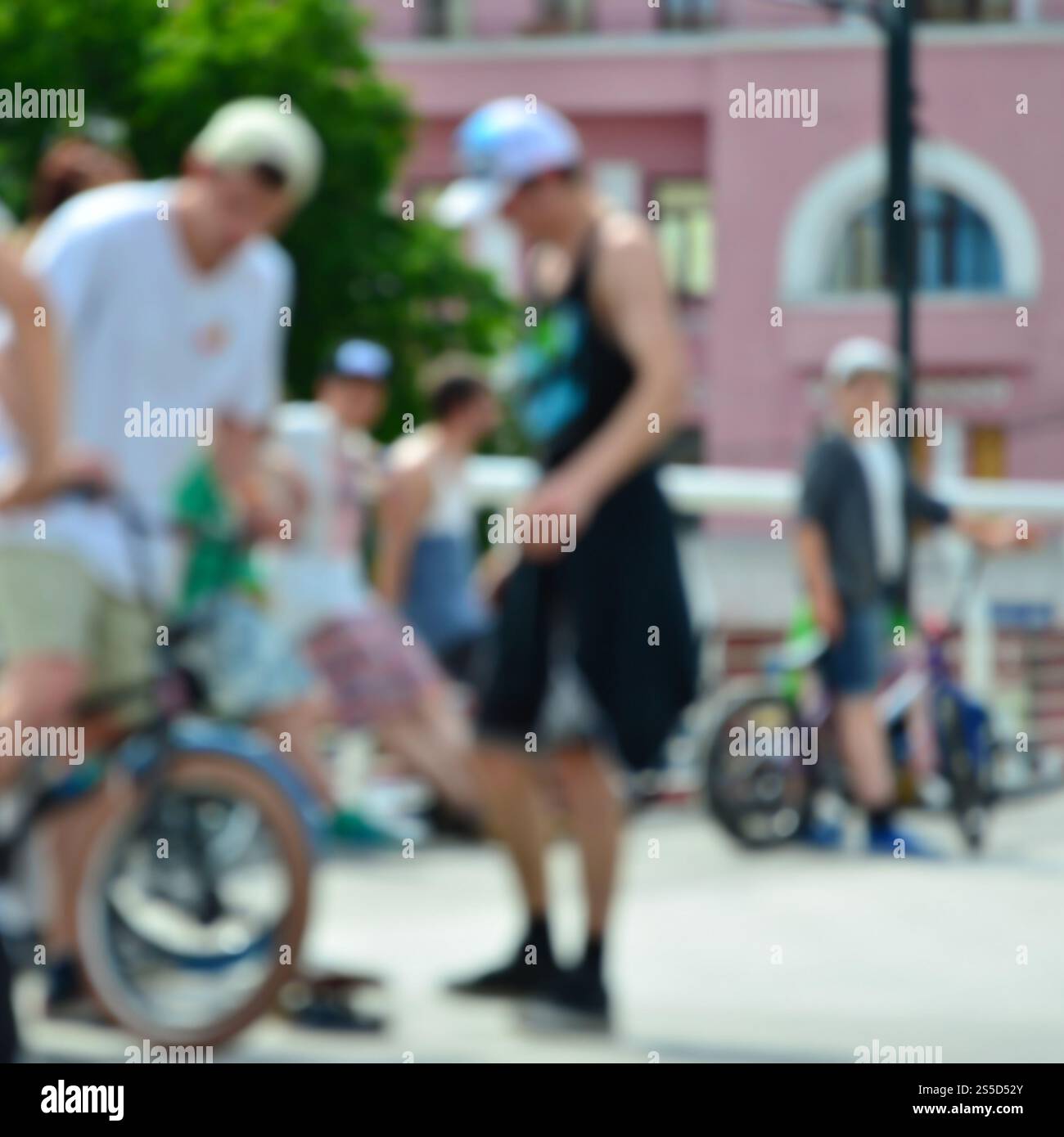 Image défocased de beaucoup de gens avec des vélos bmx. Rencontre des fans de sports extrêmes Banque D'Images Image défocased de beaucoup de gens avec des vélos bmx. Rencontre des fans de sports extrêmes Banque D'Images