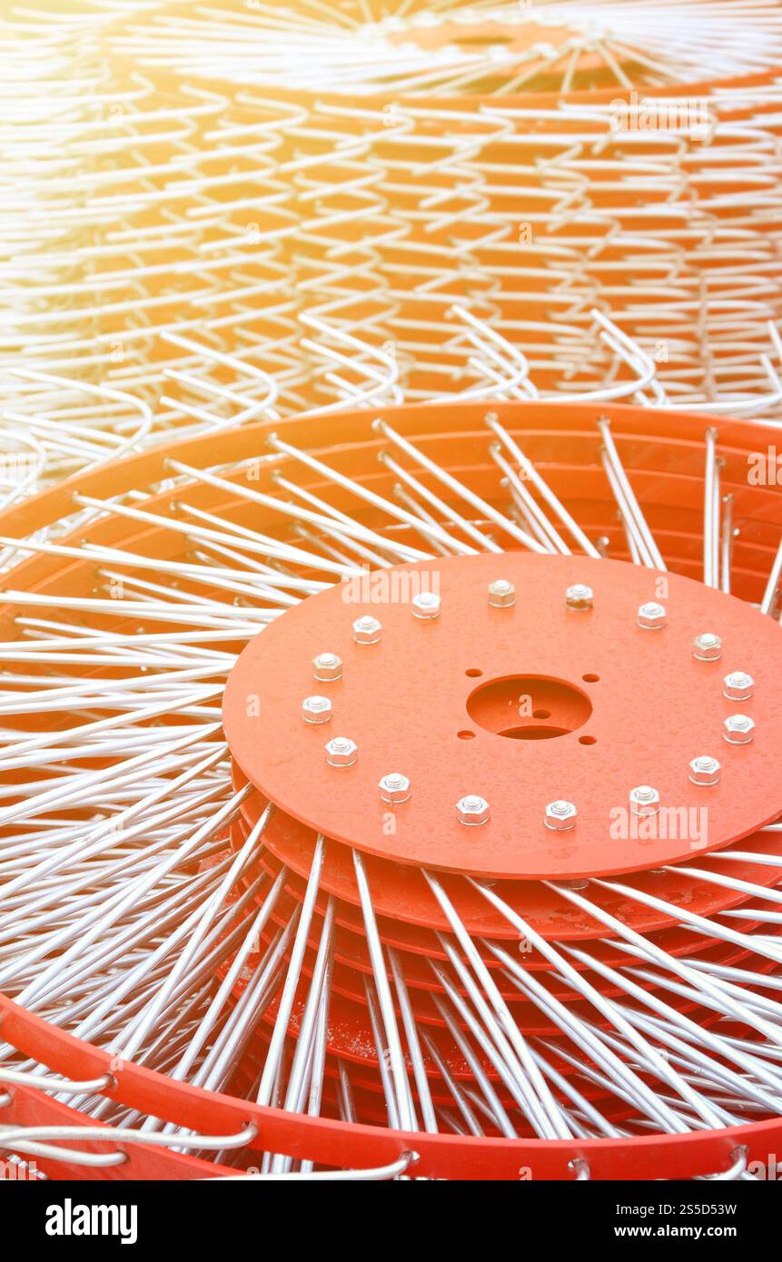 Nouvelle faneuse rouge pour remorque dans les machines agricoles pour le ramassage du foin. Gros plan Banque D'Images