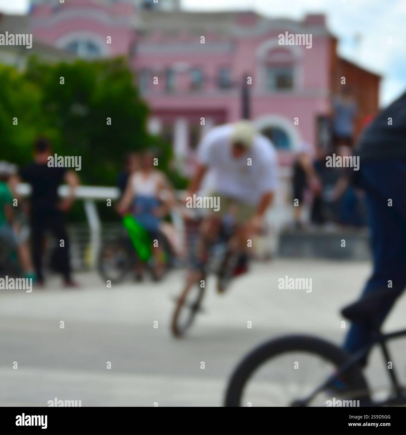 Image défocased de beaucoup de gens avec des vélos bmx. Rencontre des fans de sports extrêmes Banque D'Images Image défocased de beaucoup de gens avec des vélos bmx. Rencontre des fans de sports extrêmes Banque D'Images
