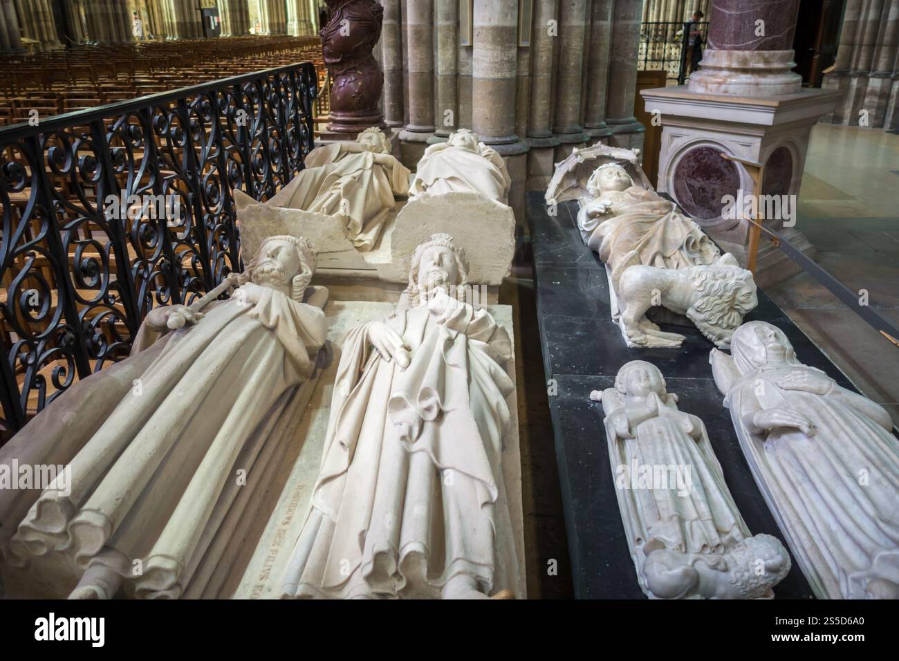 Tombes des Rois de France dans la basilique Saint-Denis, Paris. Tombes des rois de France dans la basilique Saint-Denis Banque D'Images