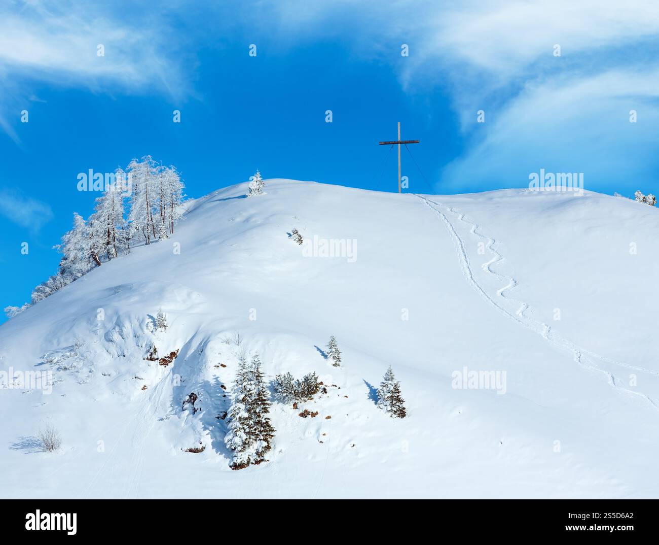 Snowy Winter Hill avec croix sur le dessus. Banque D'Images