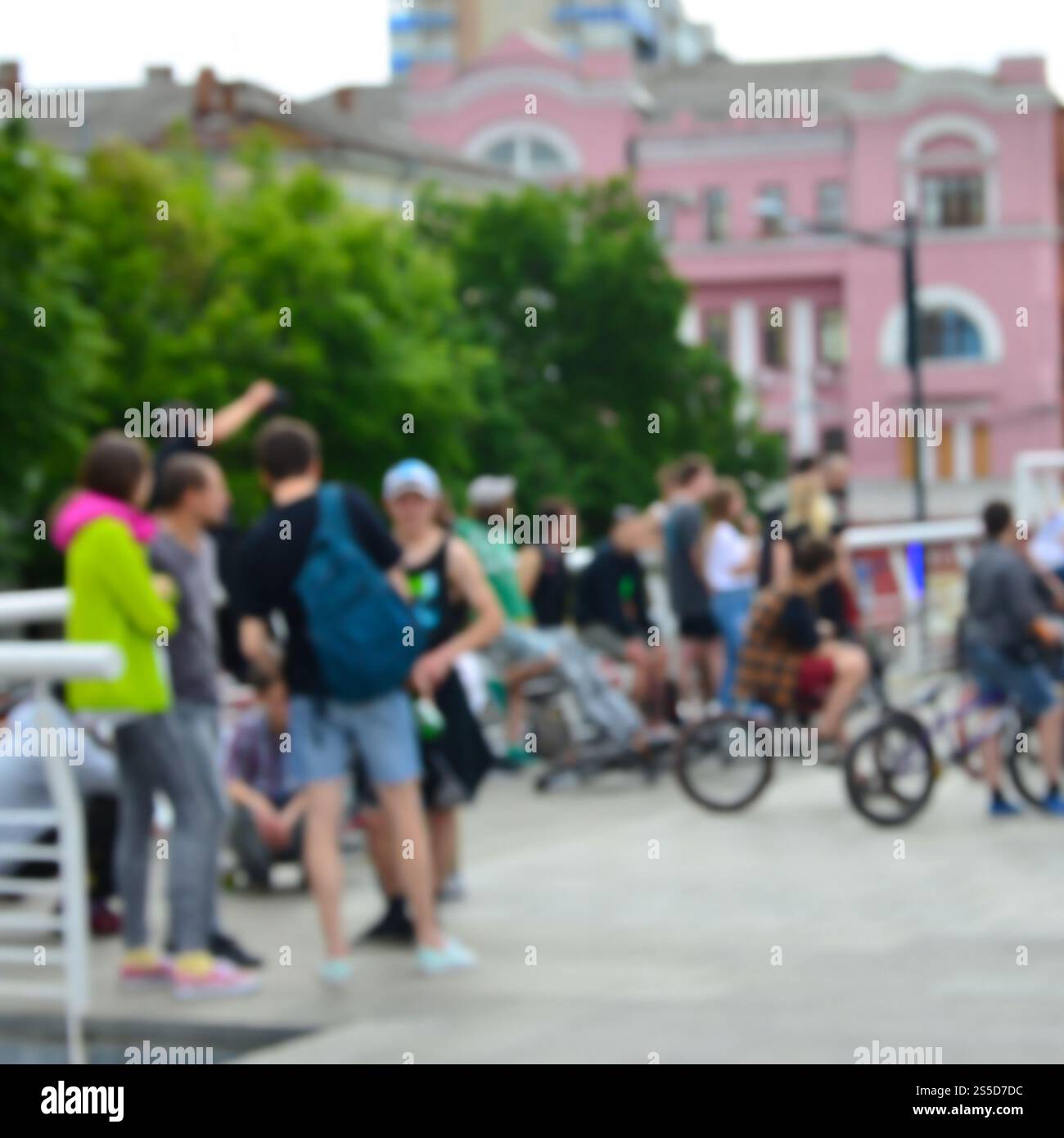 Image défocased de beaucoup de gens avec des vélos bmx. Rencontre des fans de sports extrêmes Banque D'Images Image défocased de beaucoup de gens avec des vélos bmx. Rencontre des fans de sports extrêmes Banque D'Images