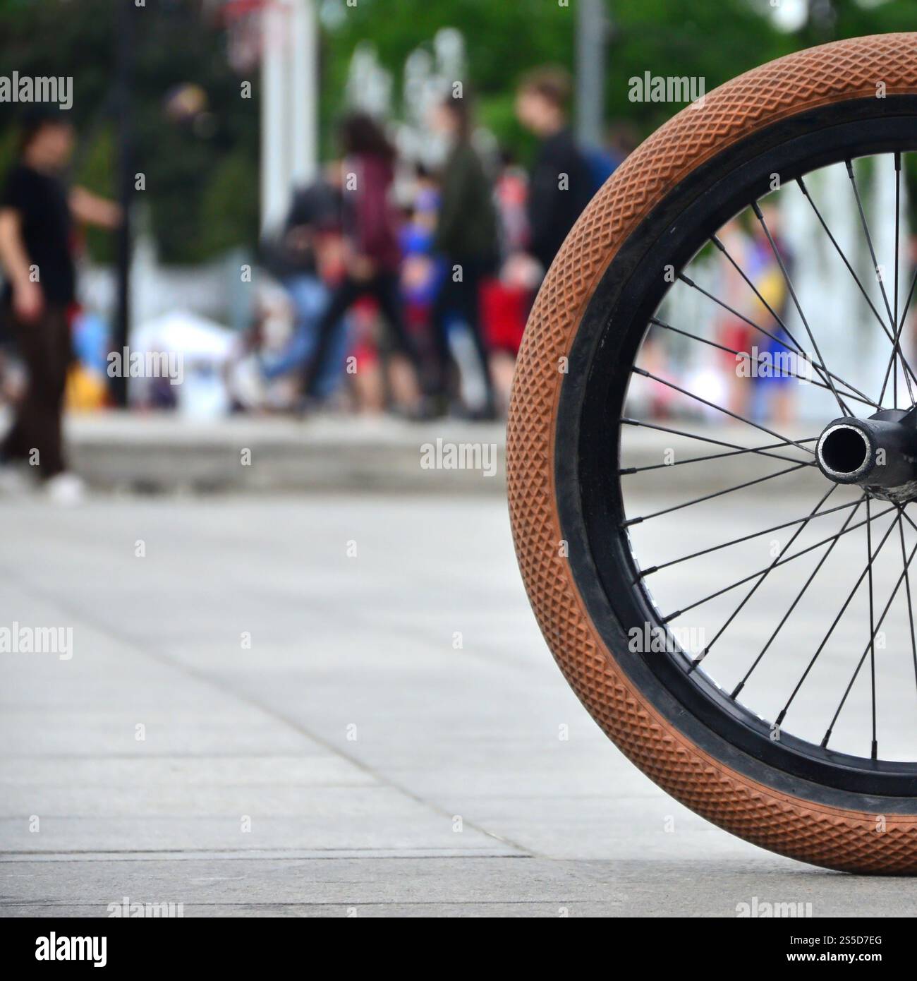 Une roue de vélo BMX dans le contexte d'une rue avec des coureurs cyclistes brouillée. Extreme Sports Concept Banque D'Images Une roue de vélo BMX dans le contexte d'une rue avec des coureurs cyclistes brouillée. Extreme Sports Concept Banque D'Images
