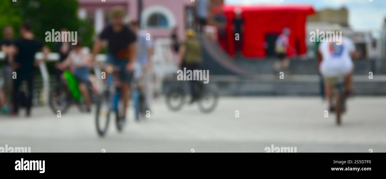 Image défocased de beaucoup de gens avec des vélos bmx. Rencontre des fans de sports extrêmes Banque D'Images Image défocased de beaucoup de gens avec des vélos bmx. Rencontre des fans de sports extrêmes Banque D'Images