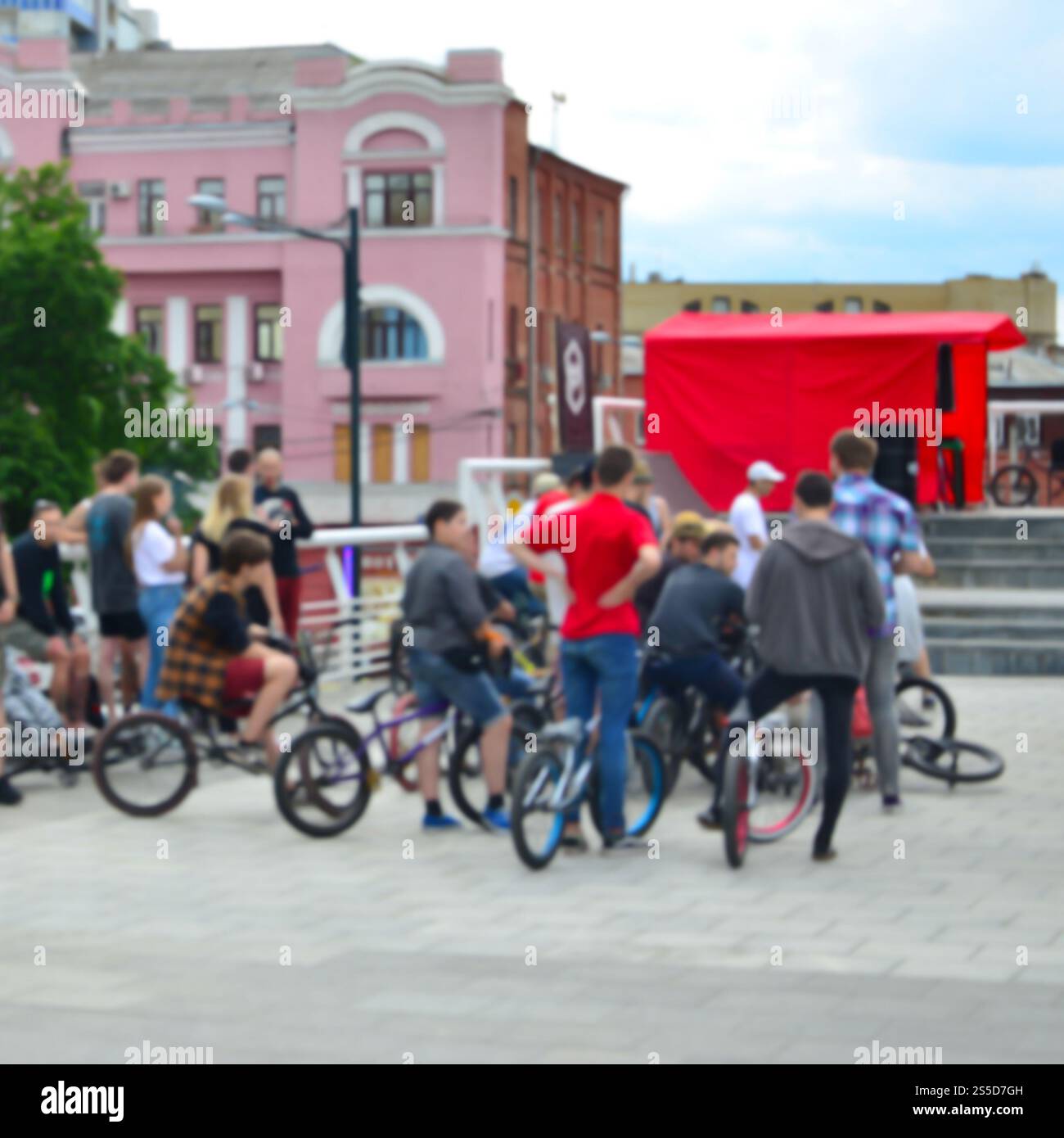 Image défocased de beaucoup de gens avec des vélos bmx. Rencontre des fans de sports extrêmes Banque D'Images Image défocased de beaucoup de gens avec des vélos bmx. Rencontre des fans de sports extrêmes Banque D'Images
