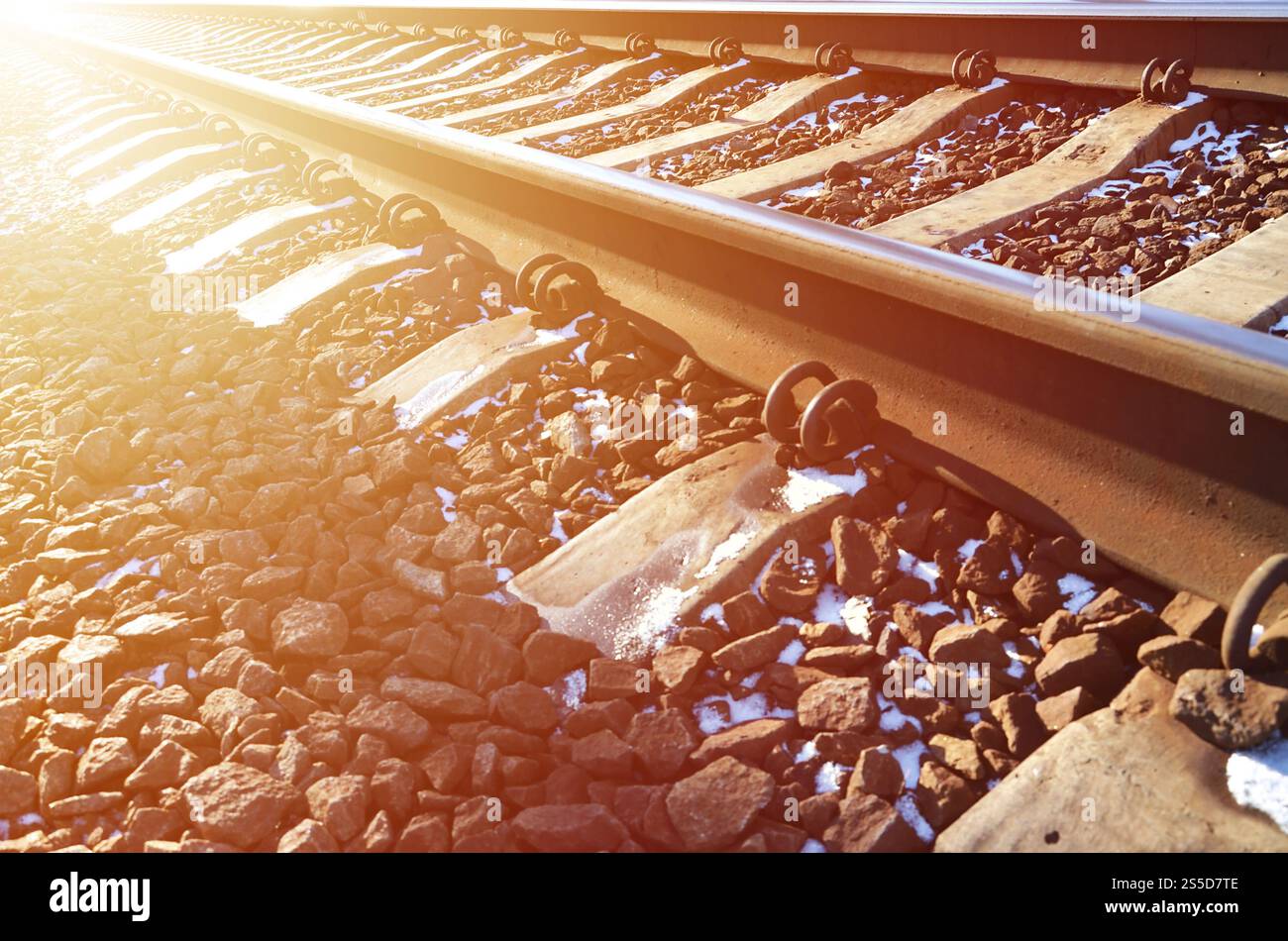 Détails chemin de fer d'hiver russe enneigé sous la lumière du soleil. Les rails et les traverses sous la neige de décembre. Chemins de fer russes en détail. Hiver Banque D'Images