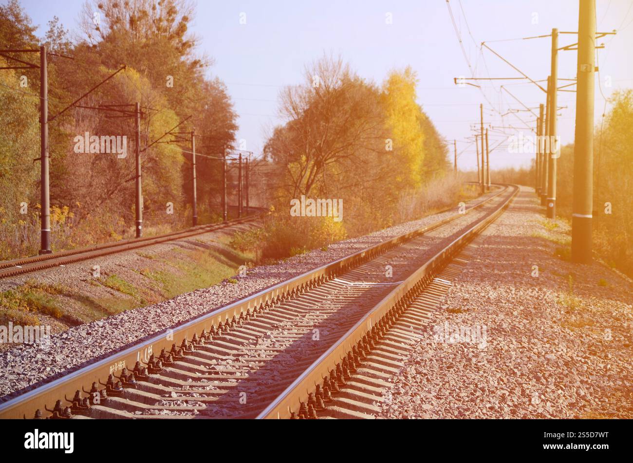 Automne paysage industriel. Dans la distance de recul de fer parmi les arbres d'automne jaune et vert Banque D'Images