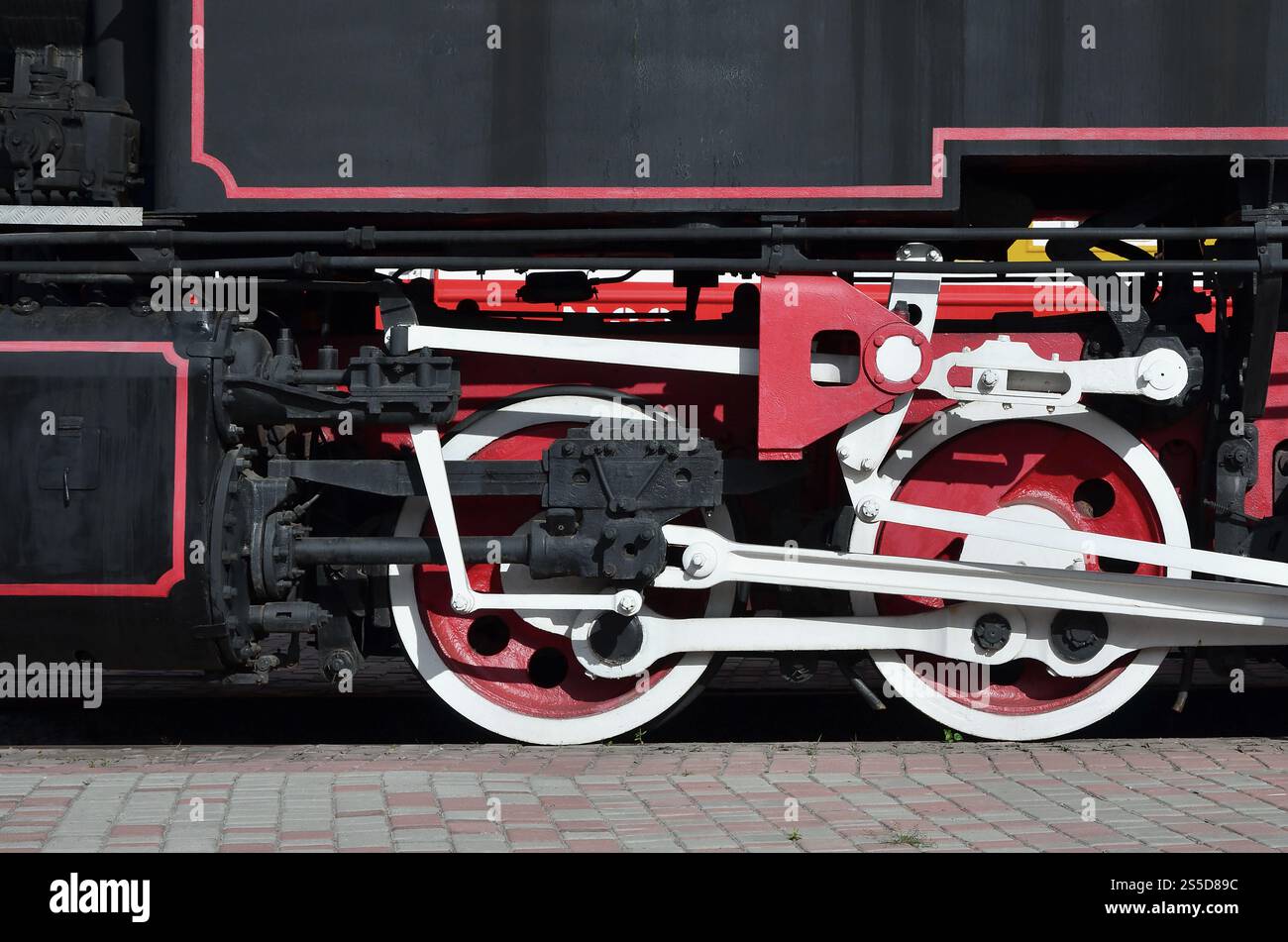 Roues de la vieille locomotive à vapeur noir de l'époque soviétique. Le côté de la locomotive avec les éléments de la technologie rotative de vieux trains Banque D'Images