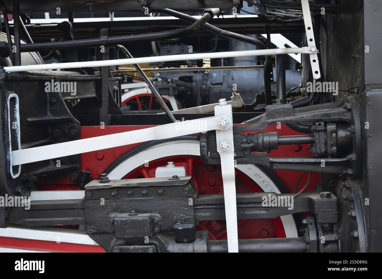 Roues de la vieille locomotive à vapeur noir de l'époque soviétique. Le côté de la locomotive avec les éléments de la technologie rotative de vieux trains Banque D'Images