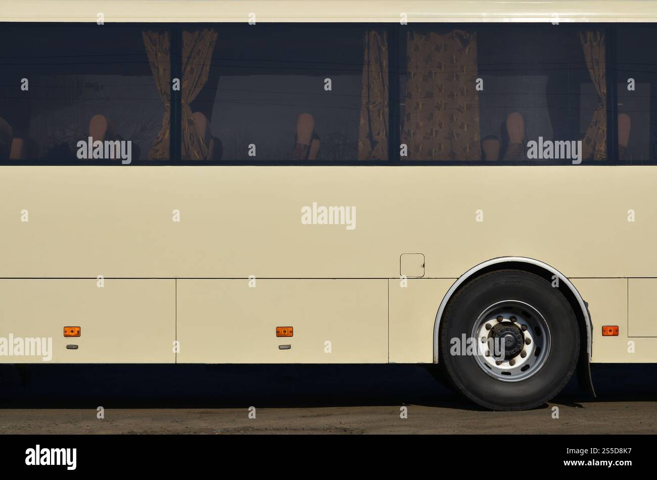 Photo de la coque d'un grand et long bus jaune avec espace libre pour la publicité. Vue latérale rapprochée d'un véhicule de transport de passagers Banque D'Images
