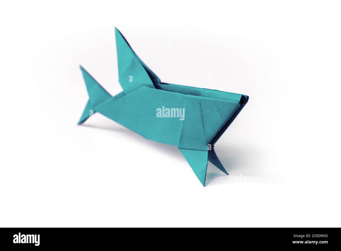 Origami de requin en papier bleu isolé sur un fond blanc vierge. Origami de requin en papier bleu isolé sur un fond blanc Banque D'Images