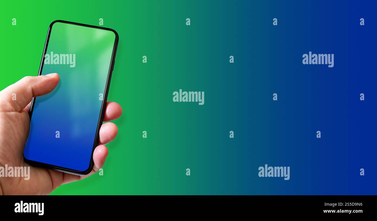 Main tenant un smartphone avec un écran bleu et vert vierge. Fond coloré. Bannière horizontale. Main tenant un smartphone avec blanc bleu et Banque D'Images