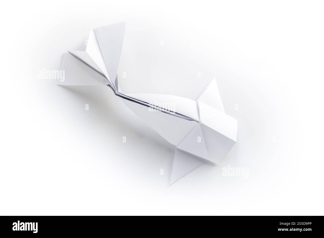 Origami de poisson en papier isolé sur un fond blanc vierge. Origami de poisson en papier isolé sur un fond blanc Banque D'Images