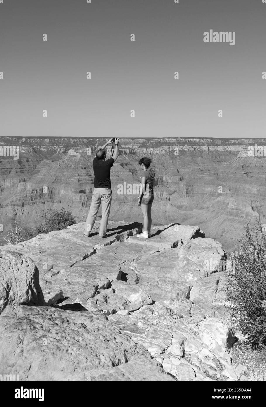 Couple caucasien prenant des photos du plateau sud du Grand Canyon en Arizona, USA. Banque D'Images