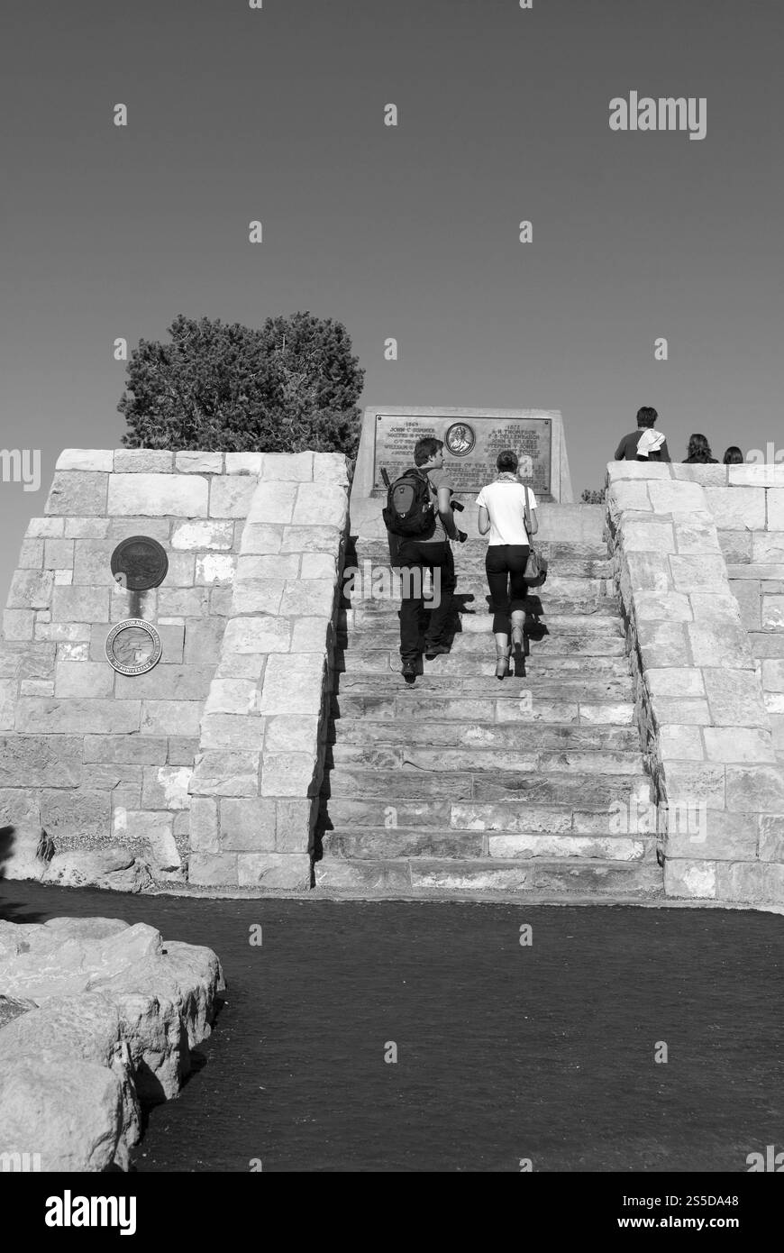 Touristes marchant jusqu'aux marches du John Wesley Powell Memorial à South Rim du parc national du Grand Canyon, Arizona, États-Unis. Banque D'Images