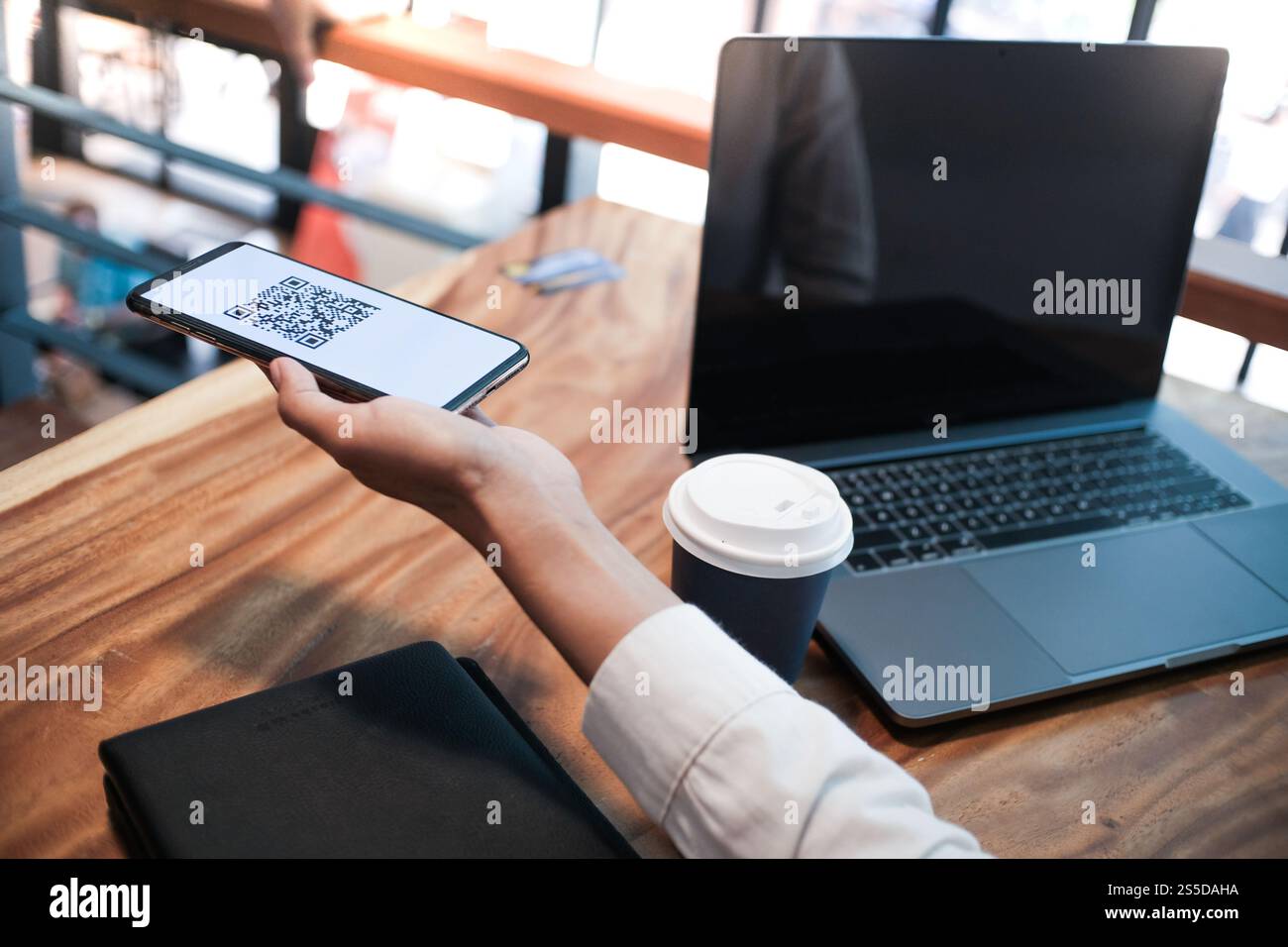 Paiement par code QR. Femme scannant le code QR concept de technologie Cashless d'achat en ligne Banque D'Images