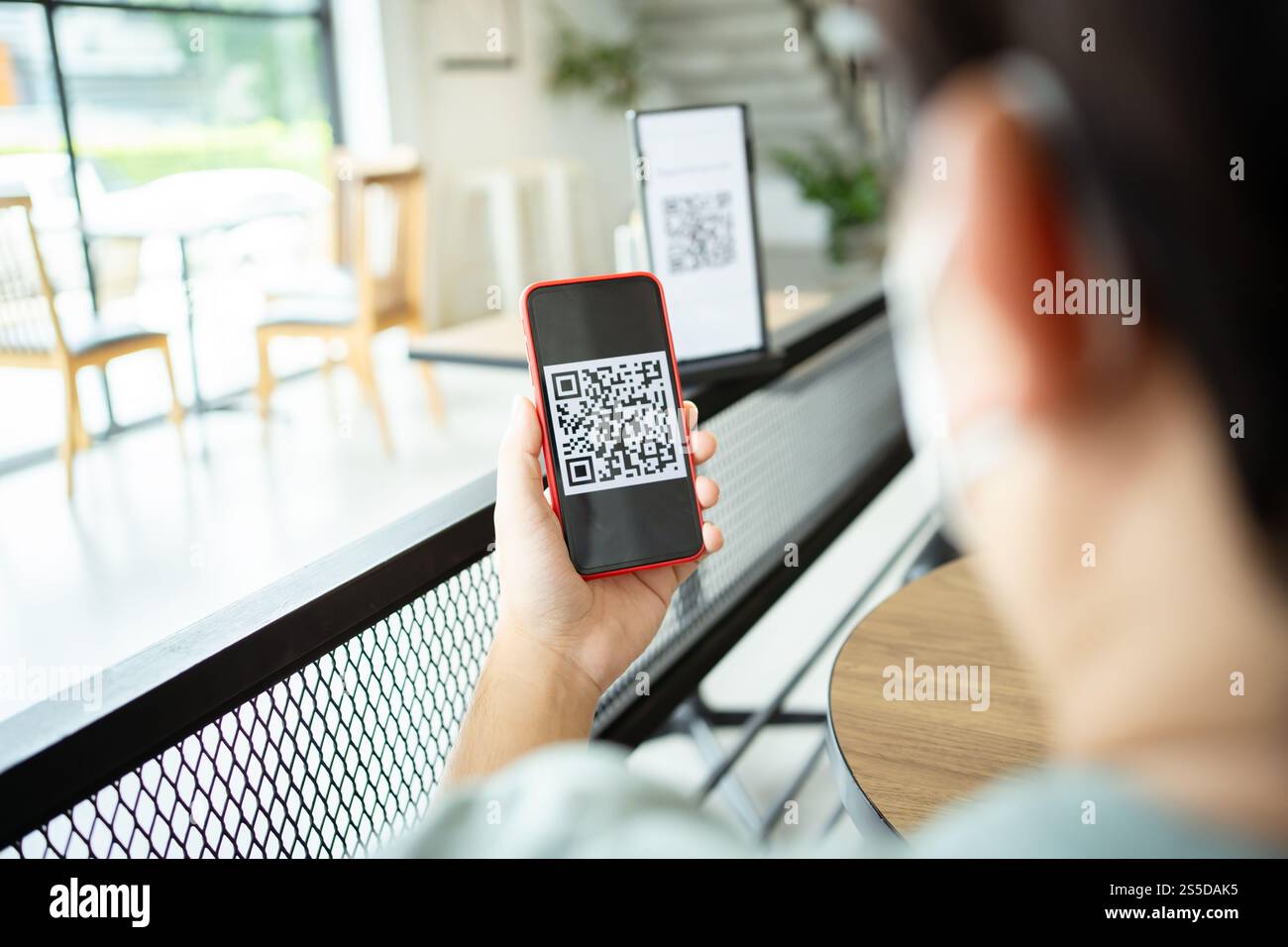 Paiement par code QR. E portefeuille. Man scan tag accepté générer paiement numérique sans argent.scan code QR en ligne shopping paiement sans espèces et Banque D'Images