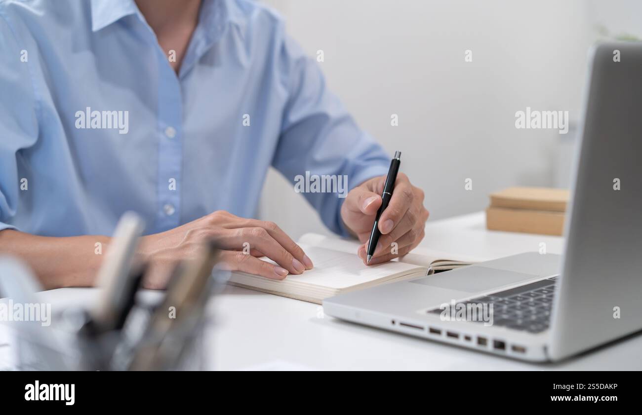 E-learning étudiant en ligne appel VDO Conférence travail à domicile avec chat télétravail discuter discuter en ligne sur ordinateur portable webcam conférence travailler avec tablette Banque D'Images