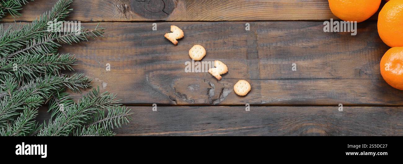 Carte de vacances de Noël avec mandarines, craquelin 2020 chiffres et branches de sapin avec espace de copie. Vue de dessus, pose à plat. Mandarines, craquelins 2020 chiffres et Banque D'Images