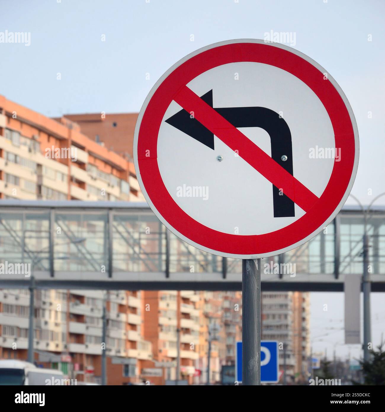Il est interdit de tourner à gauche. Panneau de signalisation avec flèche barrée vers la gauche Banque D'Images