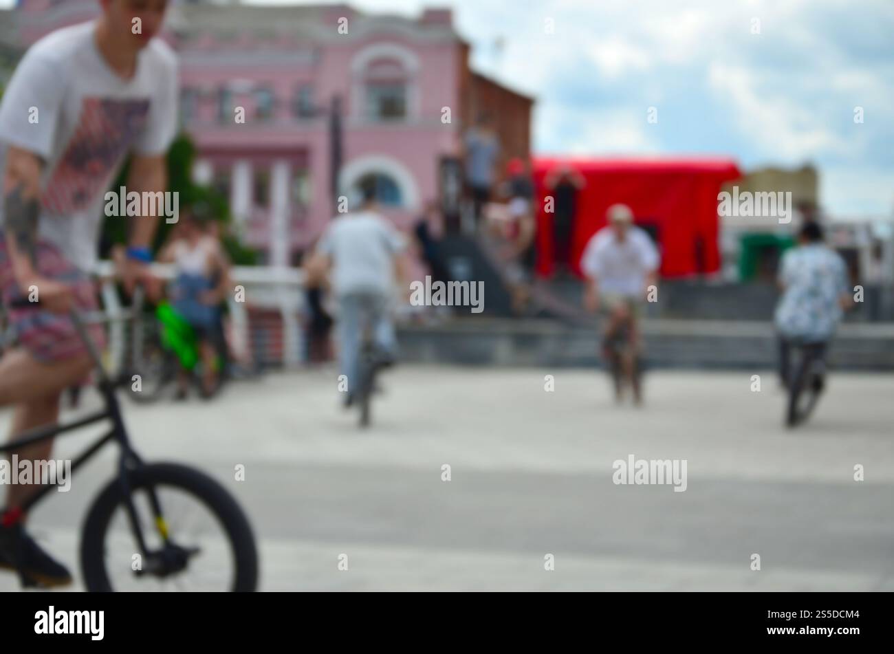 Image défocased de beaucoup de gens avec des vélos bmx. Rencontre des fans de sports extrêmes Banque D'Images Image défocased de beaucoup de gens avec des vélos bmx. Rencontre des fans de sports extrêmes Banque D'Images