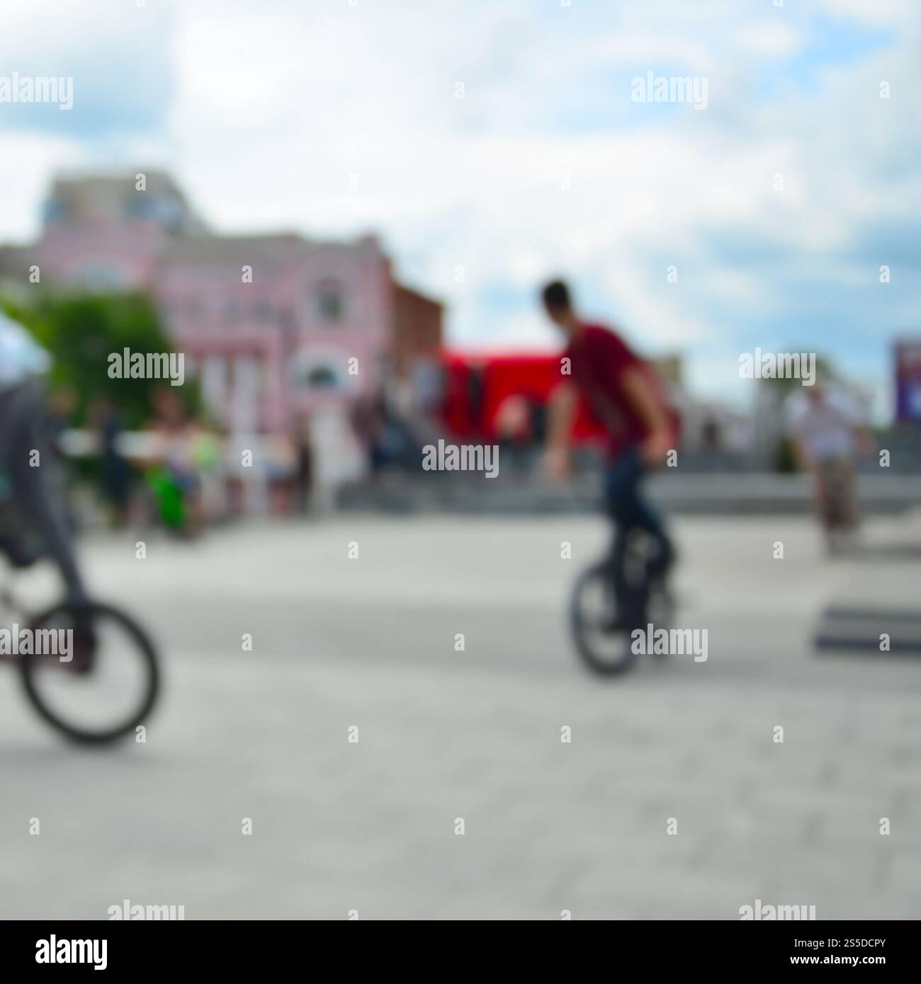 Image défocased de beaucoup de gens avec des vélos bmx. Rencontre des fans de sports extrêmes Banque D'Images Image défocased de beaucoup de gens avec des vélos bmx. Rencontre des fans de sports extrêmes Banque D'Images