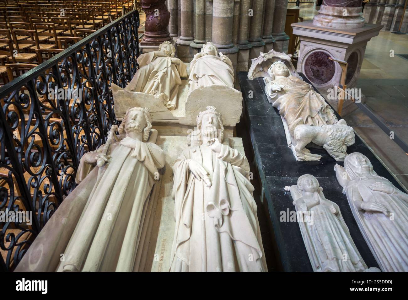 Tombes des Rois de France dans la basilique Saint-Denis, Paris. Tombes des rois de France dans la basilique Saint-Denis Banque D'Images