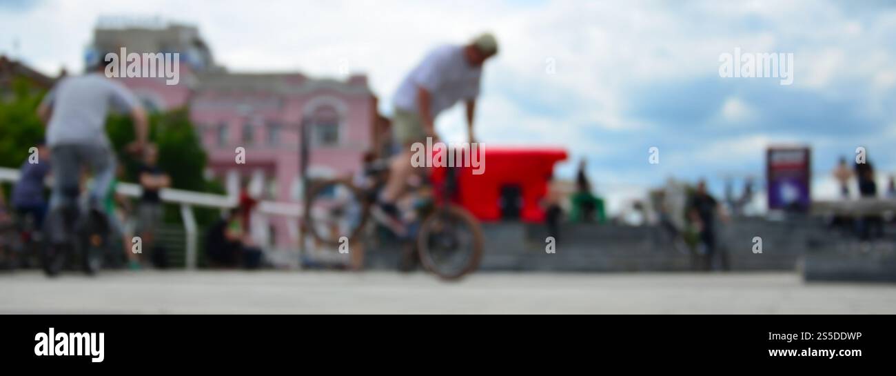 Image défocased de beaucoup de gens avec des vélos bmx. Rencontre des fans de sports extrêmes Banque D'Images Image défocased de beaucoup de gens avec des vélos bmx. Rencontre des fans de sports extrêmes Banque D'Images