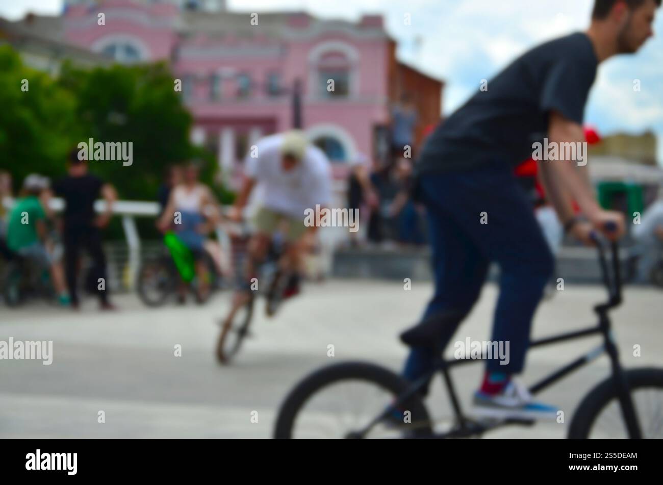 Image défocased de beaucoup de gens avec des vélos bmx. Rencontre des fans de sports extrêmes Banque D'Images Image défocased de beaucoup de gens avec des vélos bmx. Rencontre des fans de sports extrêmes Banque D'Images