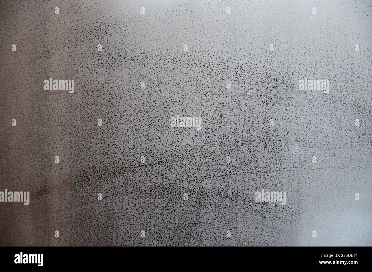 Verre fenêtre avec condensation ou vapeur après forte pluie, texture ou image d'arrière-plan Banque D'Images