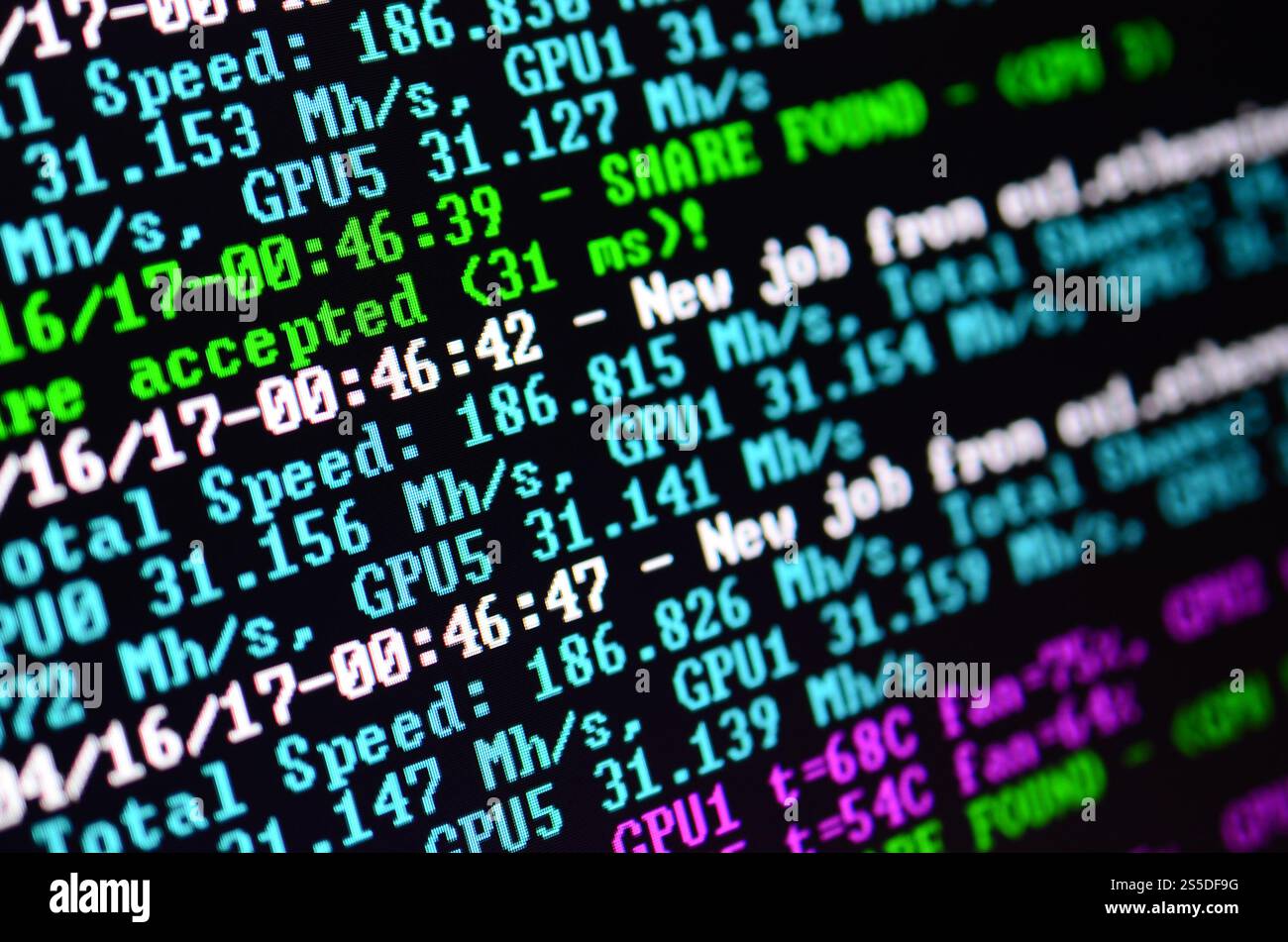 Macro snapshot de l'interface du programme pour l'extraction de crypto-monnaie sur le moniteur d'un ordinateur de bureau. Le concept de minage de bitcoins. Le flux de Banque D'Images