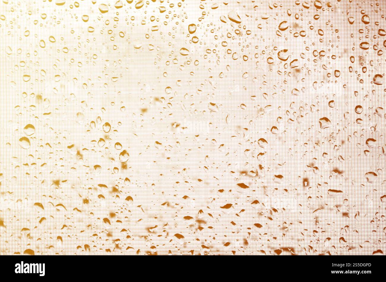 Image en arrière-plan des gouttes de pluie sur une vitre, qui est protégé par une moustiquaire. La tonalité des photos avec une faible profondeur de champ Banque D'Images