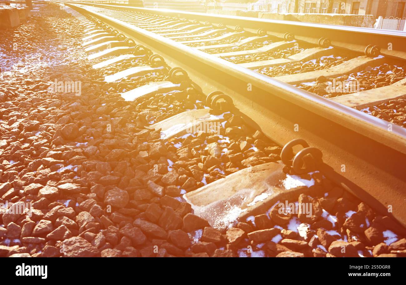 Détails chemin de fer d'hiver russe enneigé sous la lumière du soleil. Les rails et les traverses sous la neige de décembre. Chemins de fer russes en détail. Hiver Banque D'Images