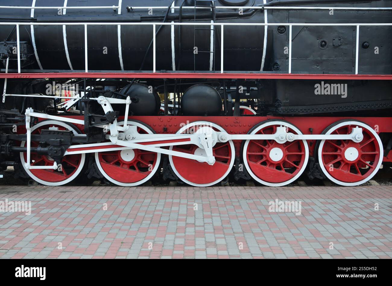 Roues de la vieille locomotive à vapeur noir de l'époque soviétique. Le côté de la locomotive avec les éléments de la technologie rotative de vieux trains Banque D'Images