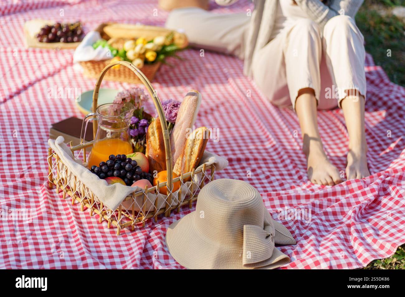 Déjeuner pique-nique repas à l'extérieur du parc avec panier de pique-nique alimentaire. profitez de l'heure de pique-nique dans la nature du parc à l'extérieur Banque D'Images