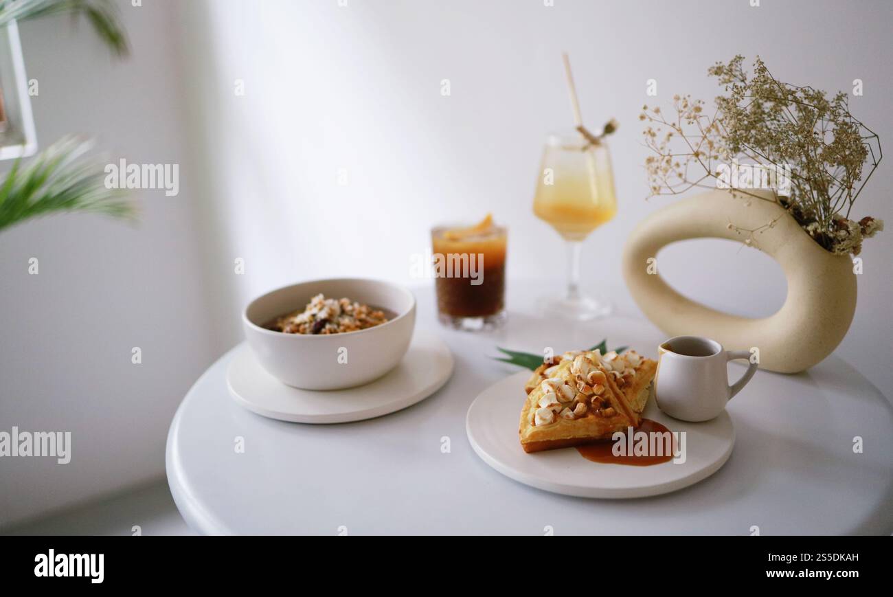 Bol de petit déjeuner sain yaourt granola Clean manger concept de nourriture végétarienne Banque D'Images