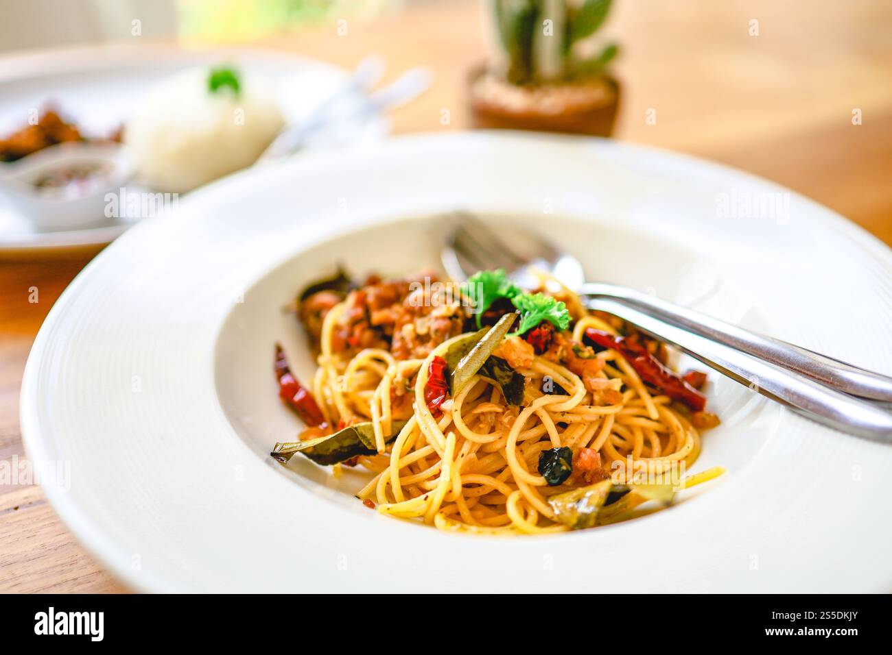 Délicieux spaghetti dans le restaurant. Fusion Food pâtes spaghetti savoureuses Banque D'Images